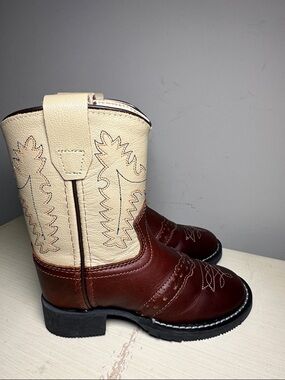 Cody James Old West Two-Tone Cowboy Boot Detail in Cream and Brown